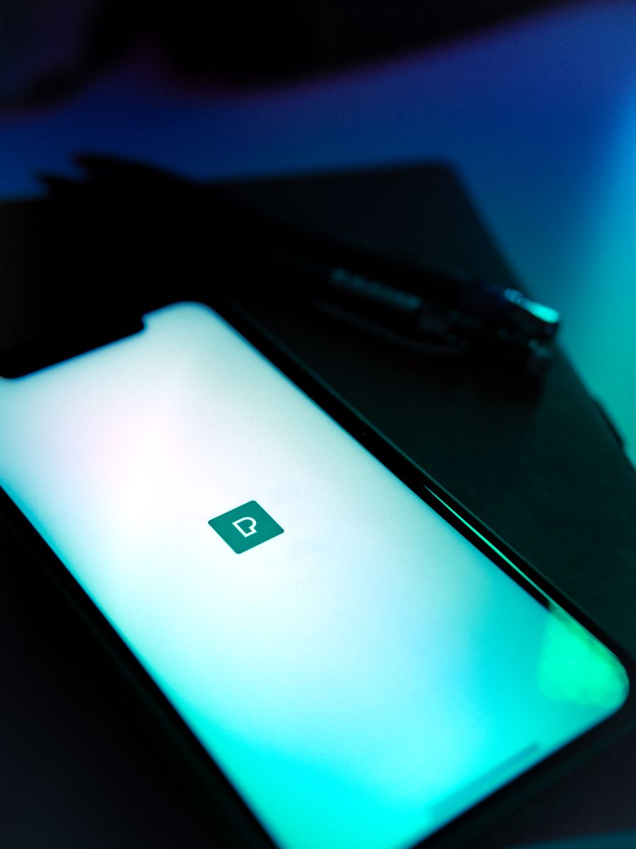 Pametni telefon s svetlečim zaslonom aplikacije