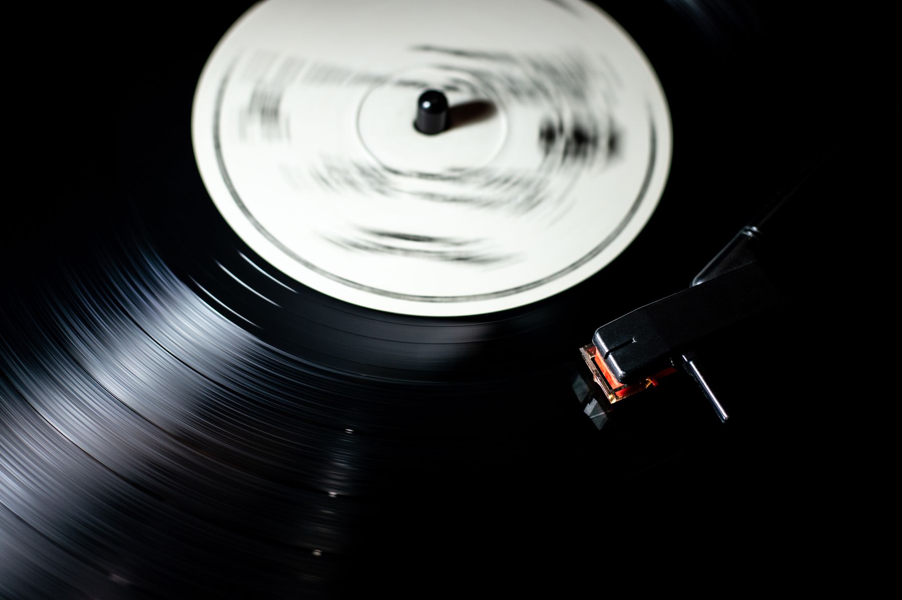 Vinilna plošča na gramofonu — zimzelene uspešnice