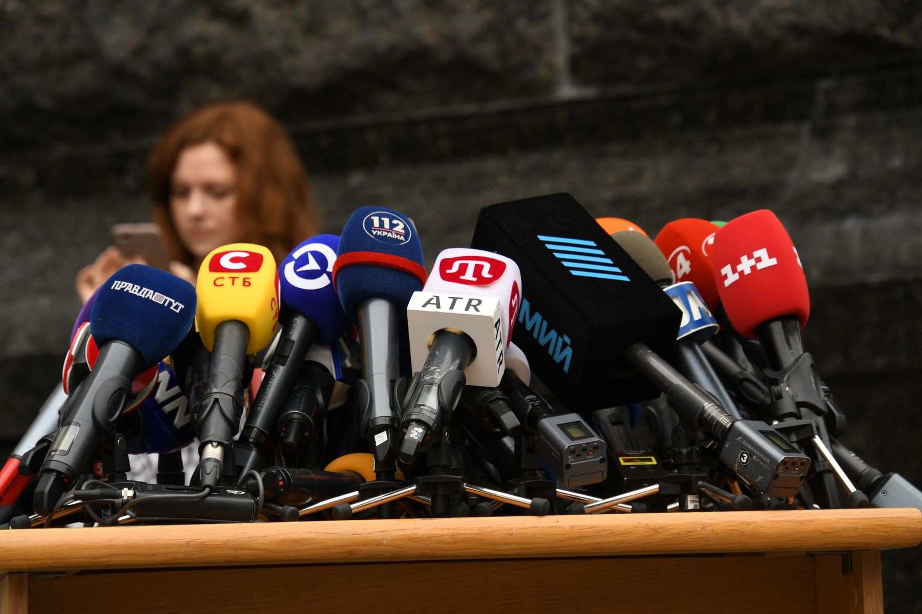Mikrofoni na novinarski konferenci — lokalne novice